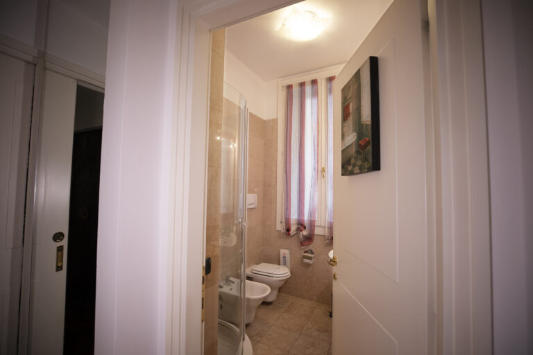 Romeo-entrance-bath